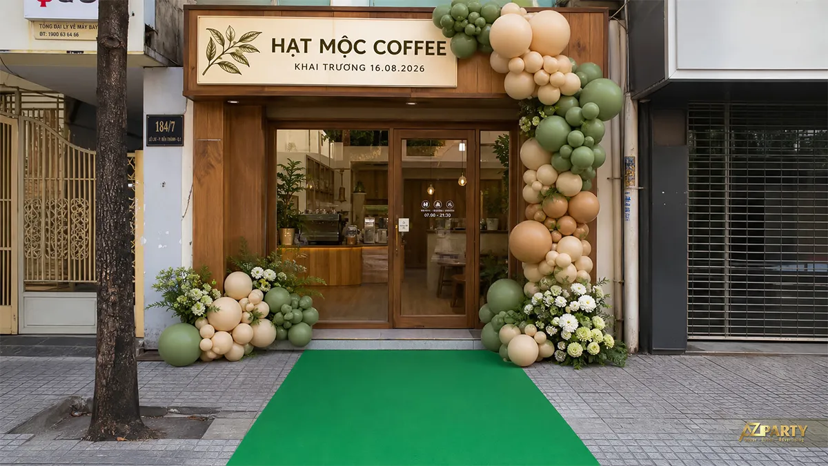 Cửa hàng Hạt Mộc Coffee với cổng bóng xanh kem và thảm xanh