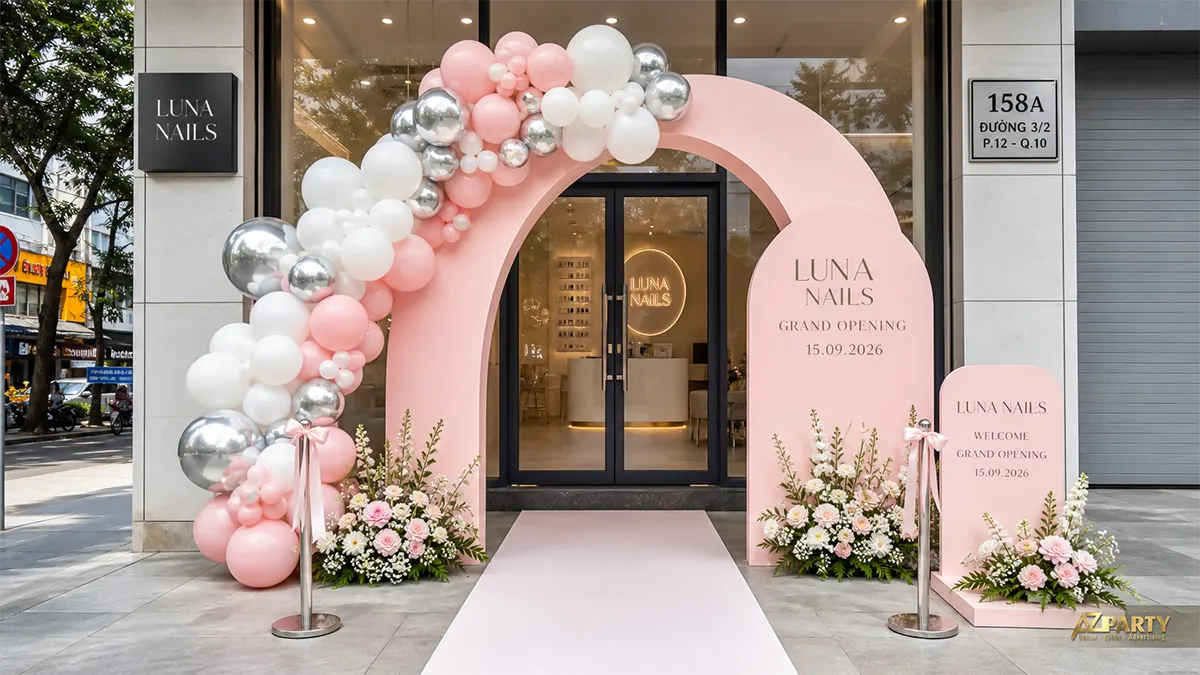 Mặt tiền Luna Nails với cổng vòm hồng, bóng trắng bạc và lối thảm khai trương