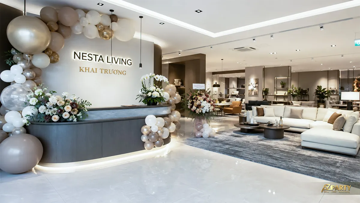 Quầy lễ tân Nesta Living với bóng màu kem ánh bạc và các cụm hoa trắng