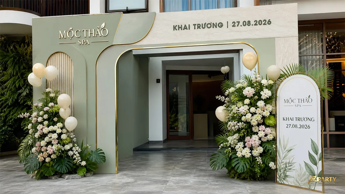 Lối vào Mộc Nhiên Spa trang trí hoa trắng và bảng chào