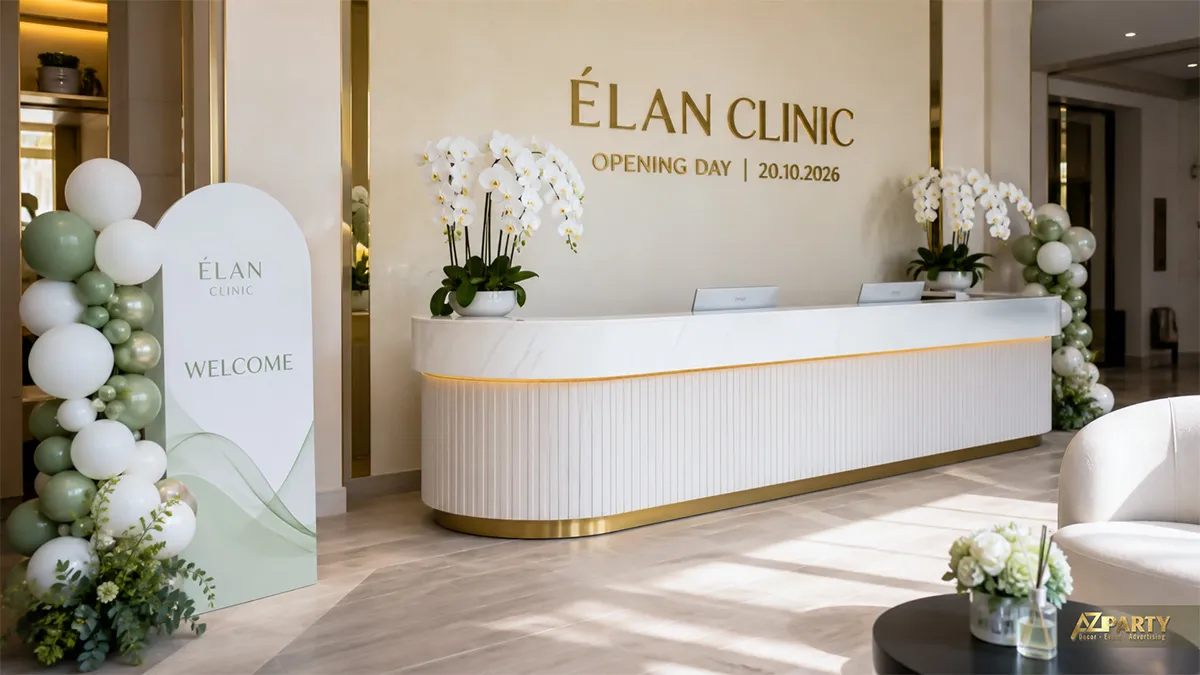 Quầy lễ tân Élan Clinic trang trí hoa trắng trong ngày khai trương