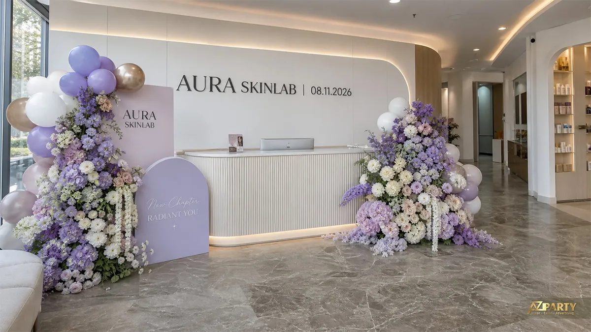 Góc check-in Aura Skinlab với hoa tím pastel và nền sáng