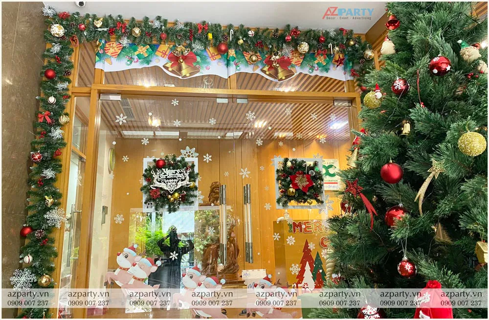 Trang trí lối vào văn phòng công ty ADC tràn ngập không khí Giáng sinh với viền dây thông xanh, vòng nguyệt quế và cây thông Noel lung linh.