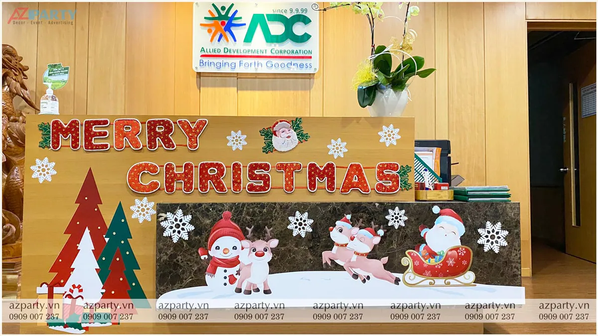 Quầy lễ tân công ty ADC (Allied Development Corporation) được trang trí Noel sinh động với chữ Merry Christmas nổi bật và cỗ xe tuần lộc.