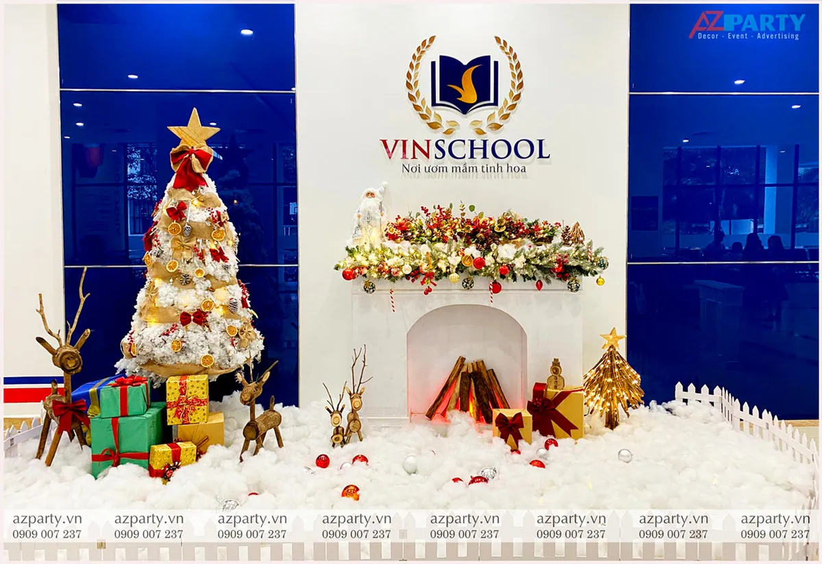 Tiểu cảnh trang trí Giáng sinh ấm cúng tại sảnh trường học Vinschool với mô hình lò sưởi giả, cây thông Noel phủ tuyết và tuần lộc gỗ handmade xinh xắn