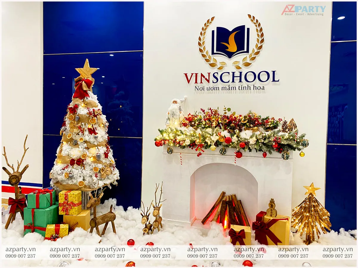 Góc trang trí Noel Vinschool mang phong cách Bắc Âu gồm cây thông phủ tuyết, các chú tuần lộc gỗ thô mộc và lò sưởi giả phát sáng ấm cúng