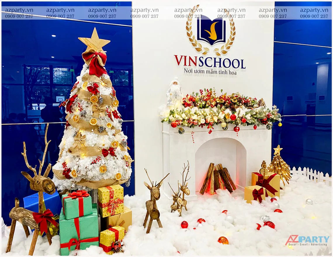 Khu vực trang trí Giáng sinh cho trường Vinschool với mô hình tuần lộc làm bằng cành cây khô, cây thông Noel tuyết trang trí độc đáo và hộp quà sắc màu