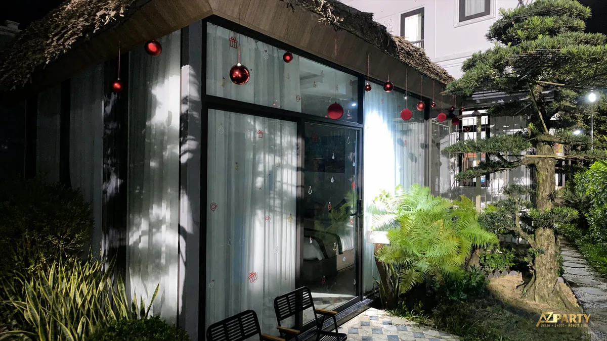 Góc công trình ngoài trời trang trí dây thông và quả châu đỏ