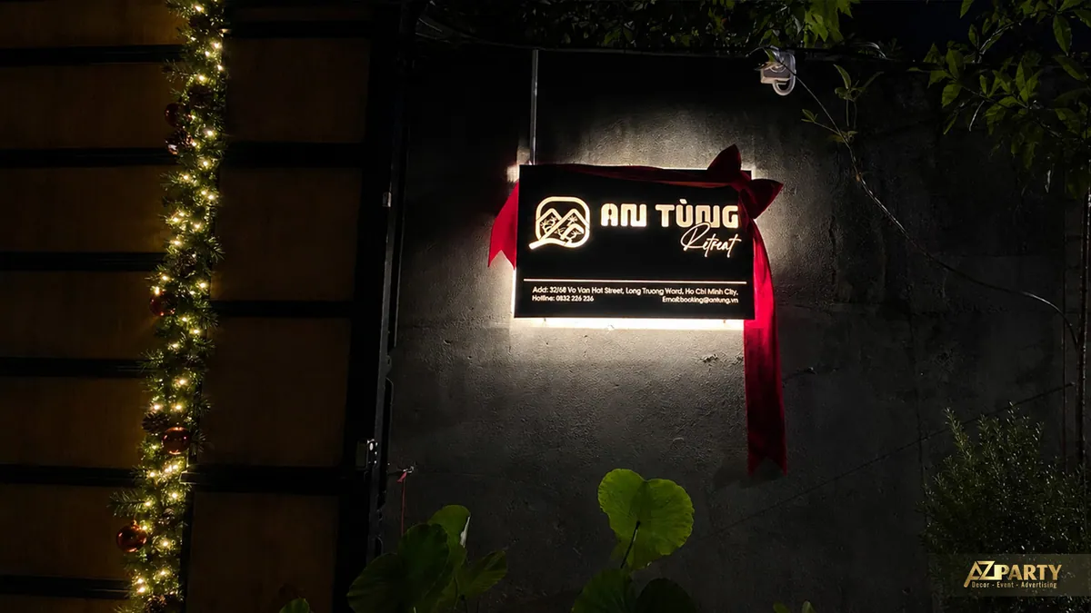 Bảng hiệu An Tung được chiếu sáng, viền bằng đèn trang trí Noel