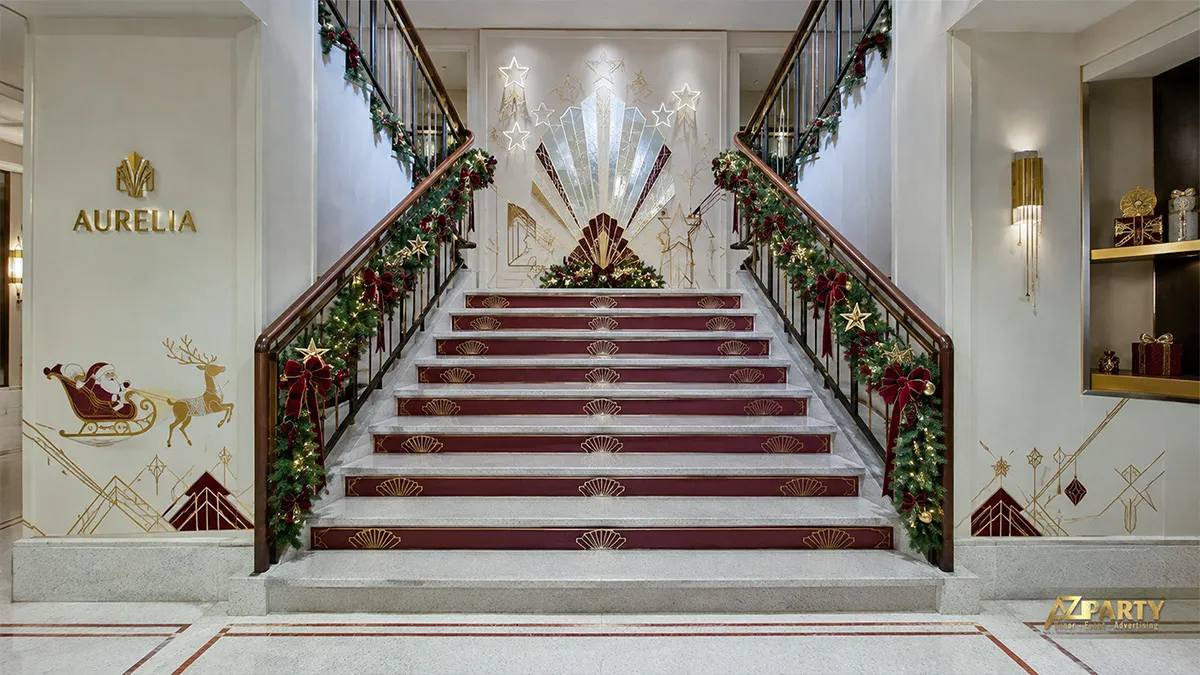 Cầu thang phong cách Art Deco với cổ bậc đỏ vàng và điểm nhấn hình quạt ở chiếu nghỉ