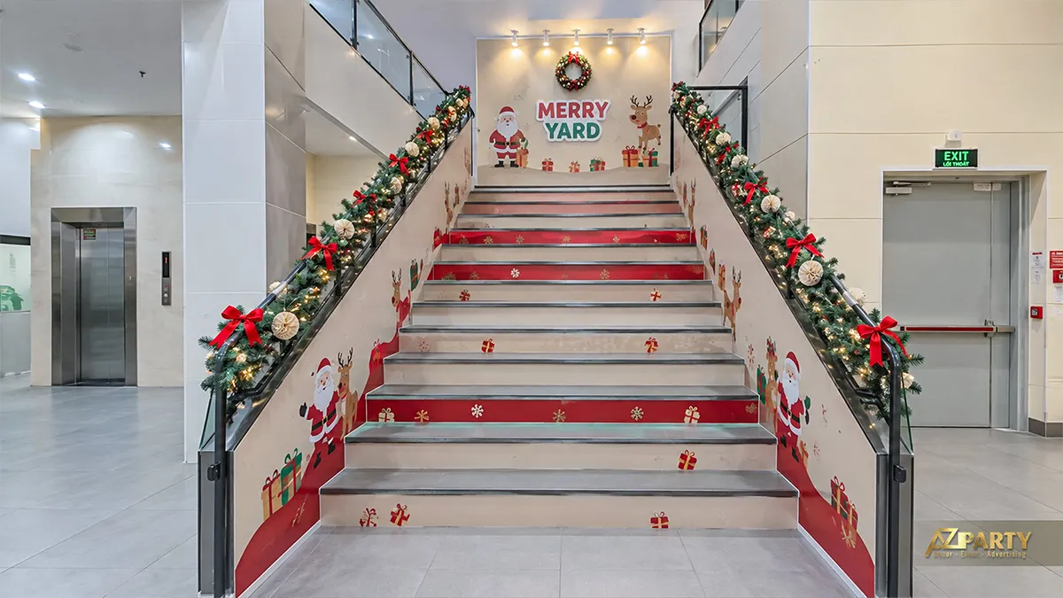 Cầu thang trường học với hình ông già Noel, tuần lộc và hộp quà trên cổ bậc