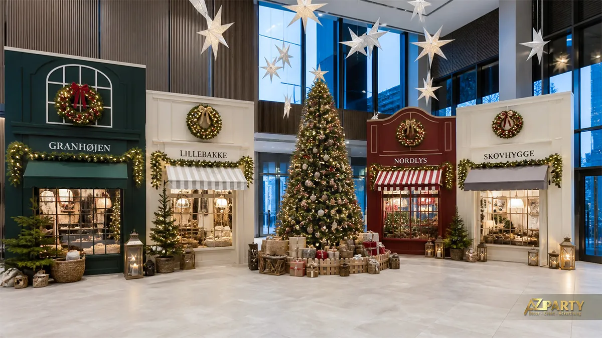 Phố làng Noel trong nhà với bốn mặt tiền cửa hàng và cây thông ở trung tâm