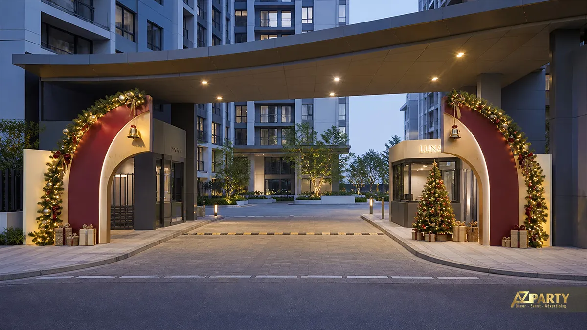 Lối xe vào với cặp vòm burgundy kem và cây thông trang trí