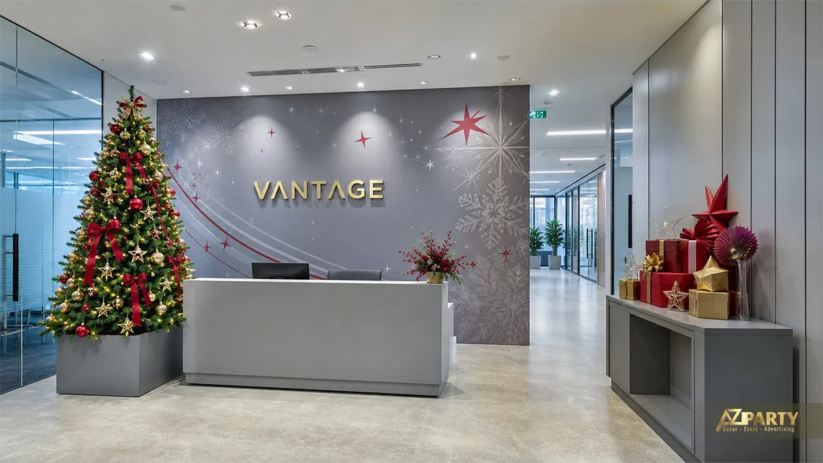 Quầy tiếp tân công ty với cây thông đỏ xanh và hộp quà
