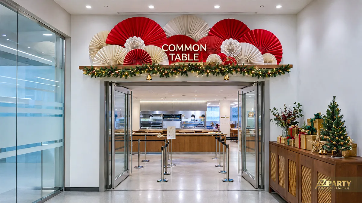 Lối vào canteen công ty với quạt giấy đỏ, dây thông và chuông vàng