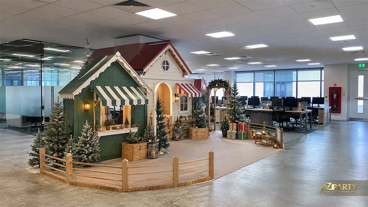 Văn phòng mở với tiểu cảnh nhà gỗ Noel, hàng rào nhỏ và cây thông