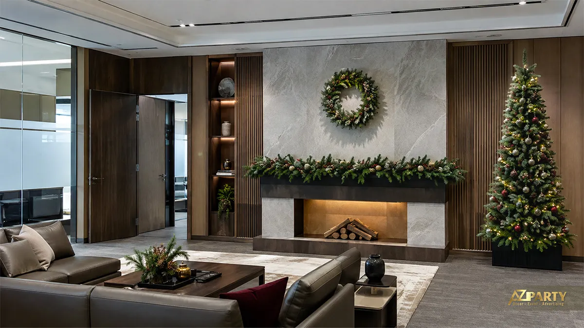 Khu lounge công ty với lò sưởi giả, dây thông và vòng nguyệt quế