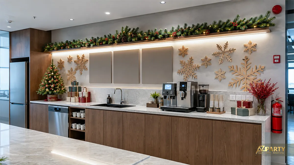 Pantry văn phòng với dây thông, cây thông và bông tuyết trên mảng tường