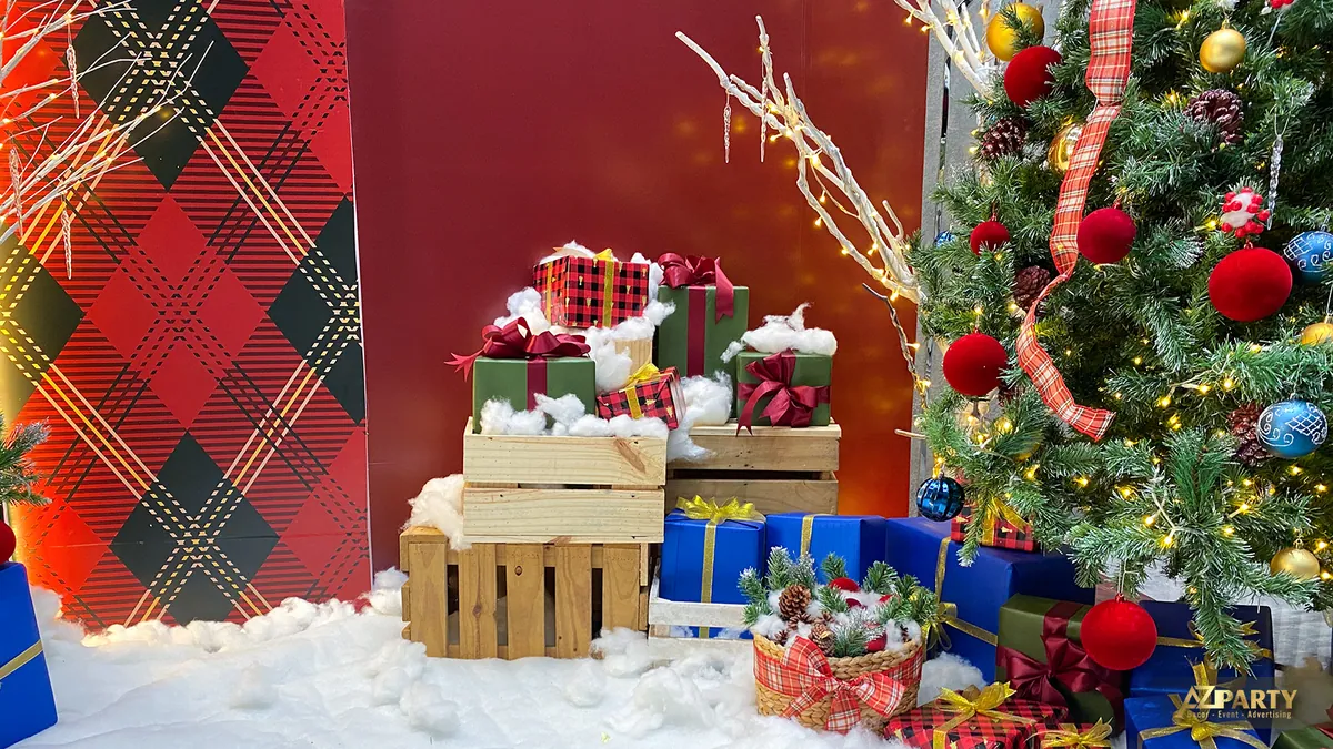 Tiểu cảnh Noel với cây thông, hộp quà và phông nền caro đỏ xanh