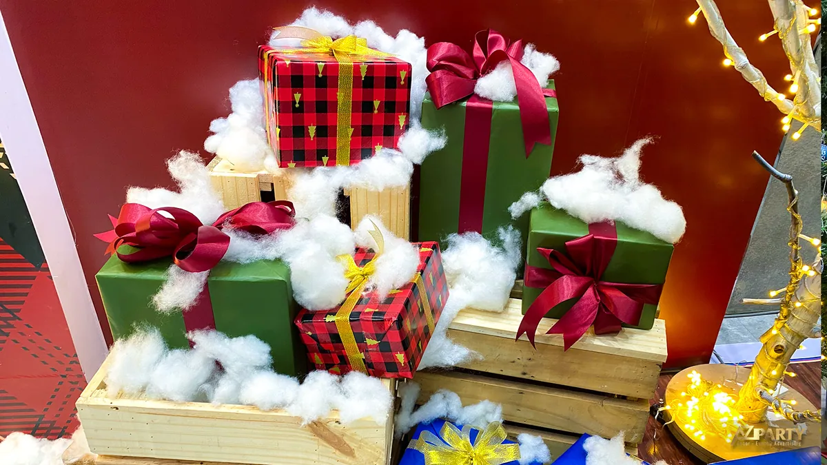 Cận cảnh các hộp quà Noel nhiều màu đặt trên nền tuyết giả