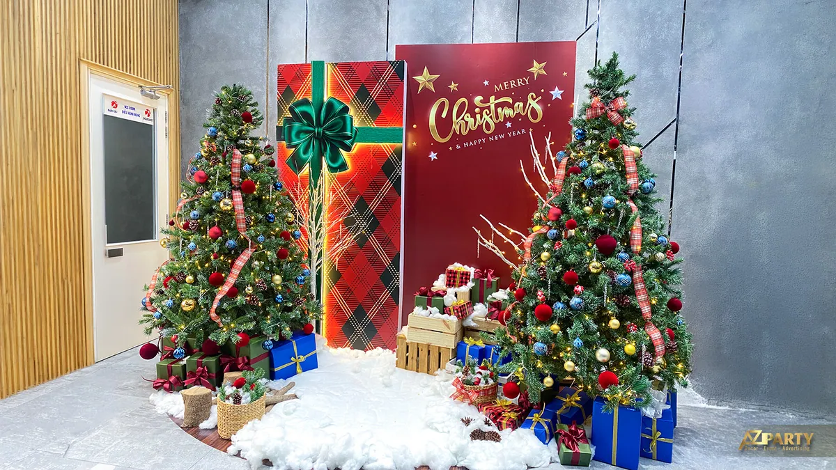 Hai cây thông Noel cùng hộp quà và tuyết giả trong sảnh