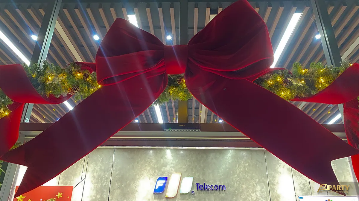 Nơ đỏ khổ lớn treo dưới trần sảnh, phía dưới có nhận diện FPT Telecom