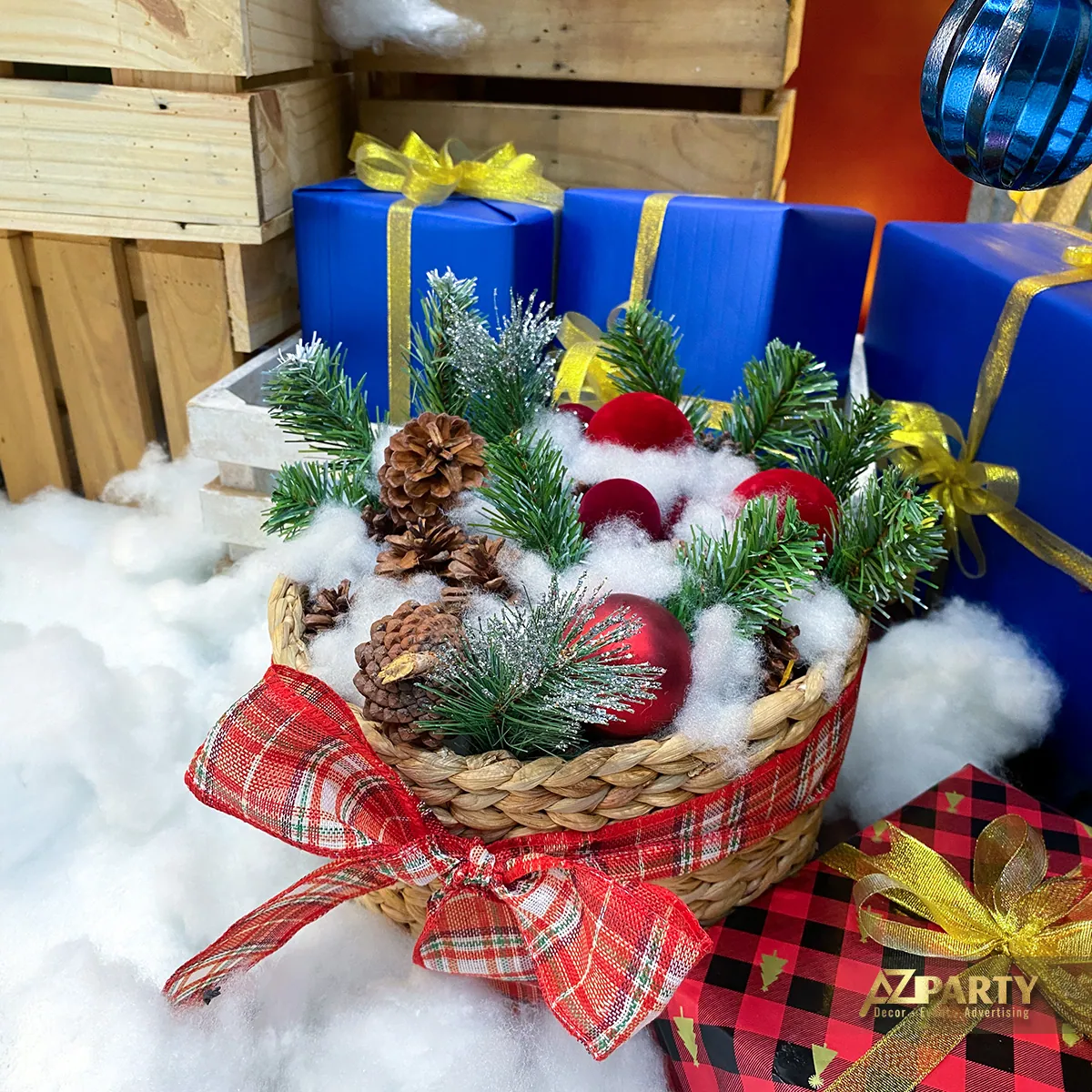 Giỏ cành thông, quả thông và hộp quà trang trí Noel