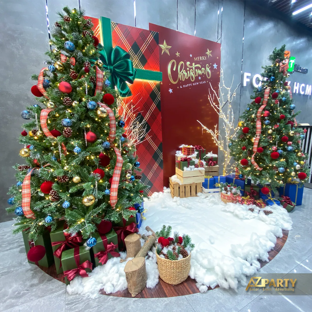 Toàn cảnh cụm hai cây thông Noel, hộp quà và phông nền đỏ
