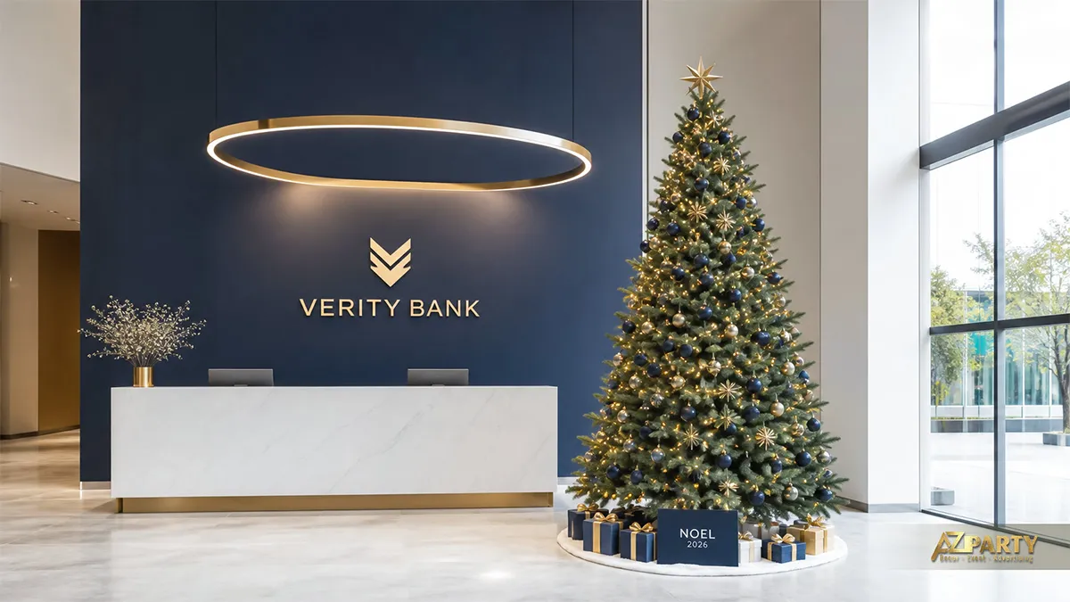 Cây thông Noel xanh navy và vàng đặt tại quầy lễ tân Verity Bank cùng hộp quà và đèn thả