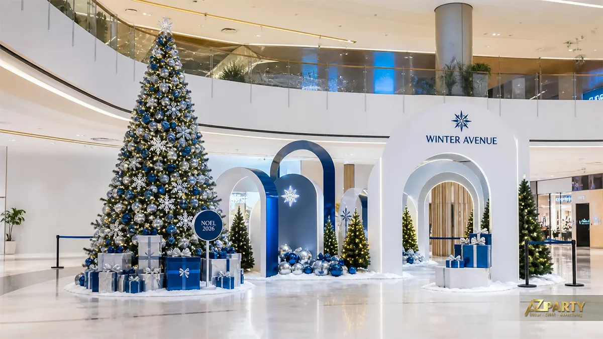 Sảnh trung tâm thương mại Winter Avenue với cây thông xanh bạc và cụm vòm trắng xanh