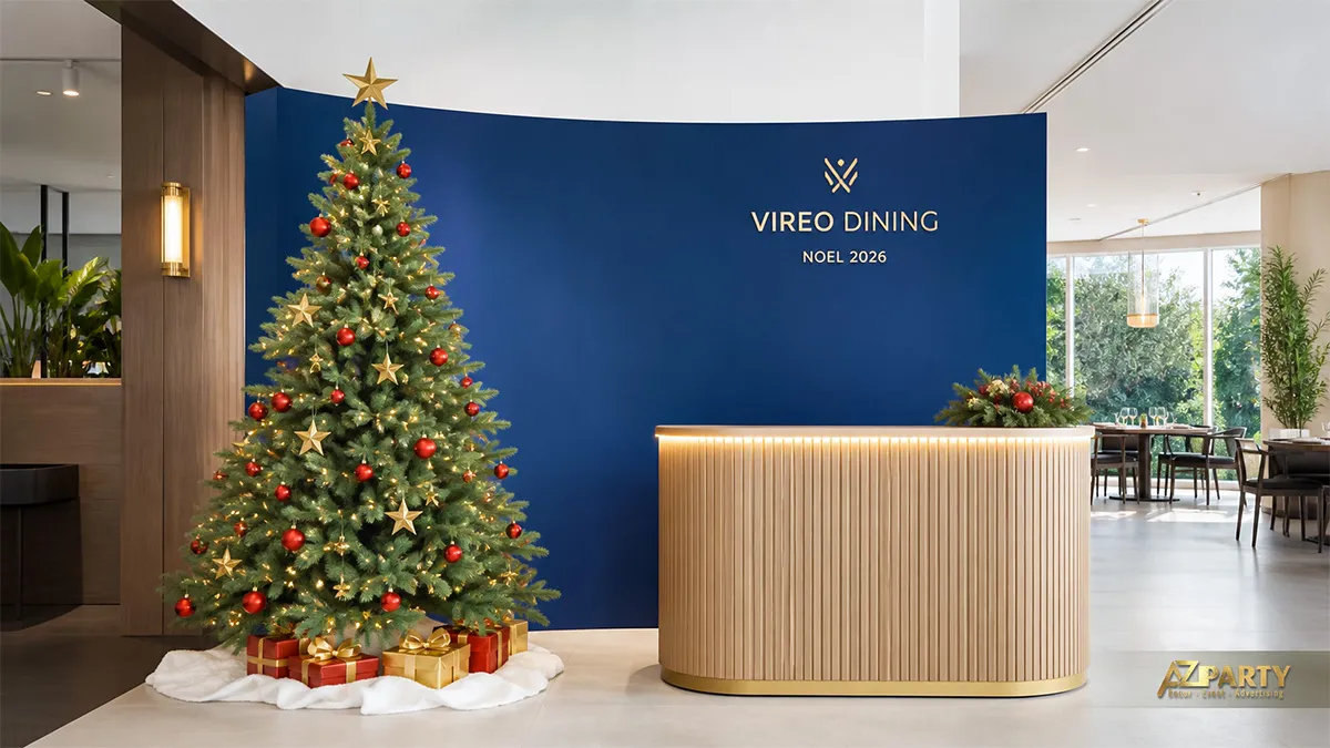 Khu lễ tân Vireo Dining với cây thông đỏ vàng cạnh quầy cong màu xanh