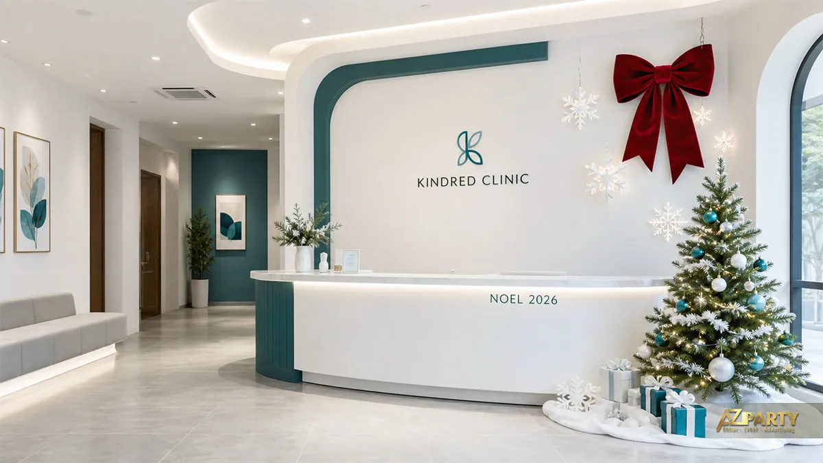 Quầy lễ tân Kindred Clinic với cây thông trắng xanh, nơ burgundy và bông tuyết treo