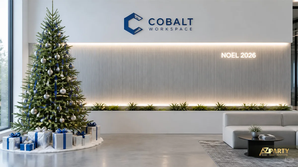 Sảnh Cobalt Workspace với cây thông xanh bạc cạnh mảng tường lam đứng