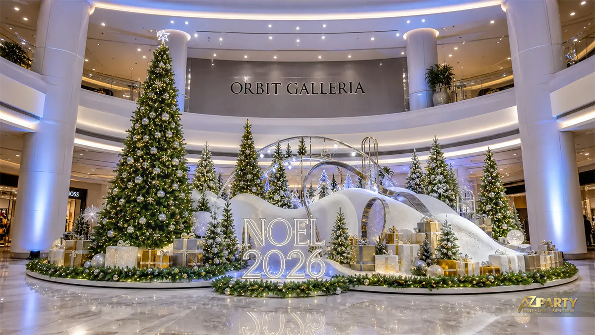 Đại sảnh Orbit Galleria với nhiều cây thông và cụm trang trí hình sóng màu bạc