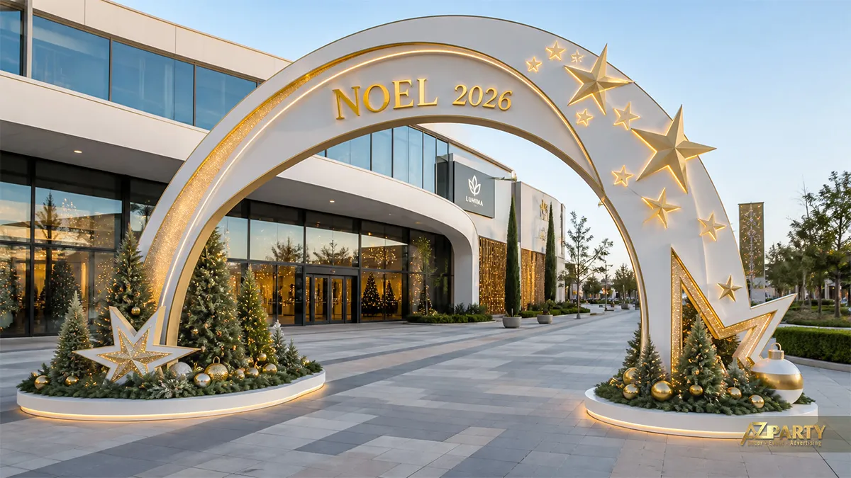 Cây thông Noel khung gỗ hình tam giác với đèn vàng và chậu cây trong sảnh hiện đại