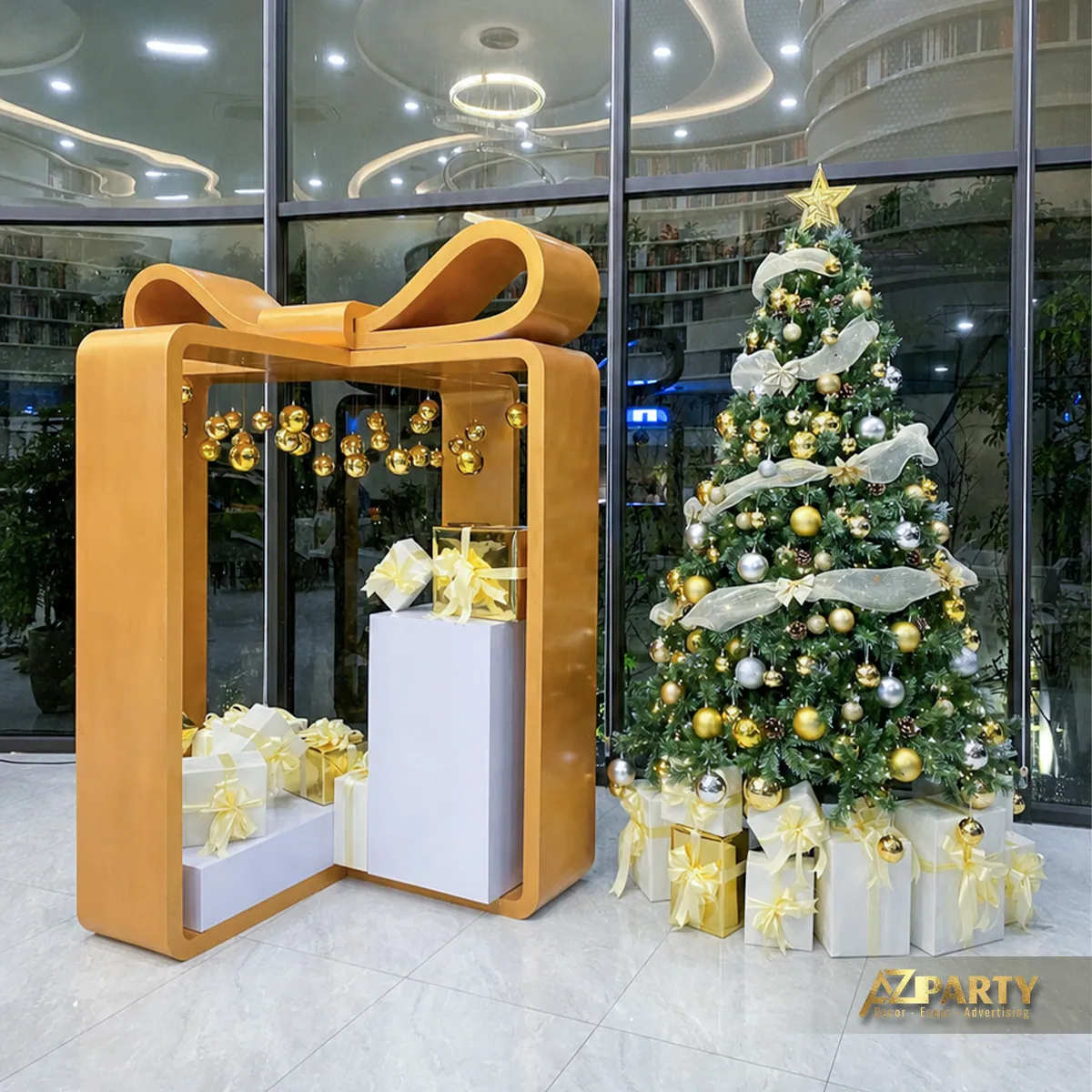 Cụm trang trí Noel gồm khung hộp quà vàng, cây thông và quà tặng