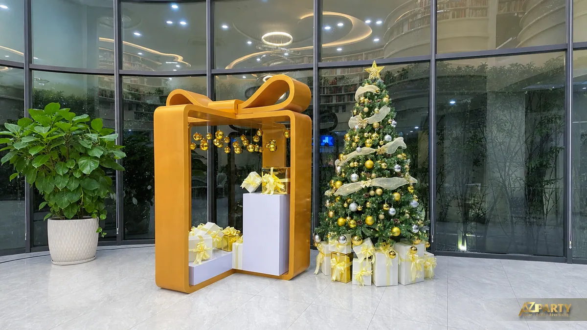 Toàn cảnh khung hộp quà vàng và cây thông Noel trong sảnh kính