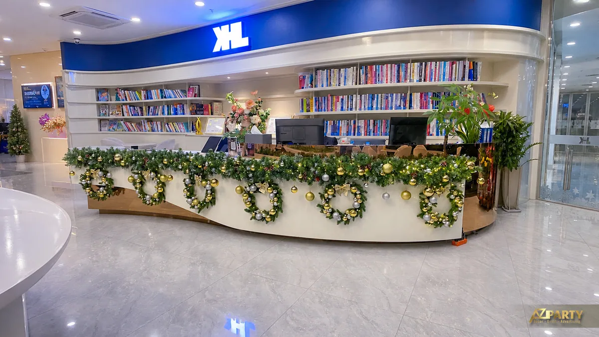 Quầy lễ tân XL nhìn từ phía trước với dây thông trang trí