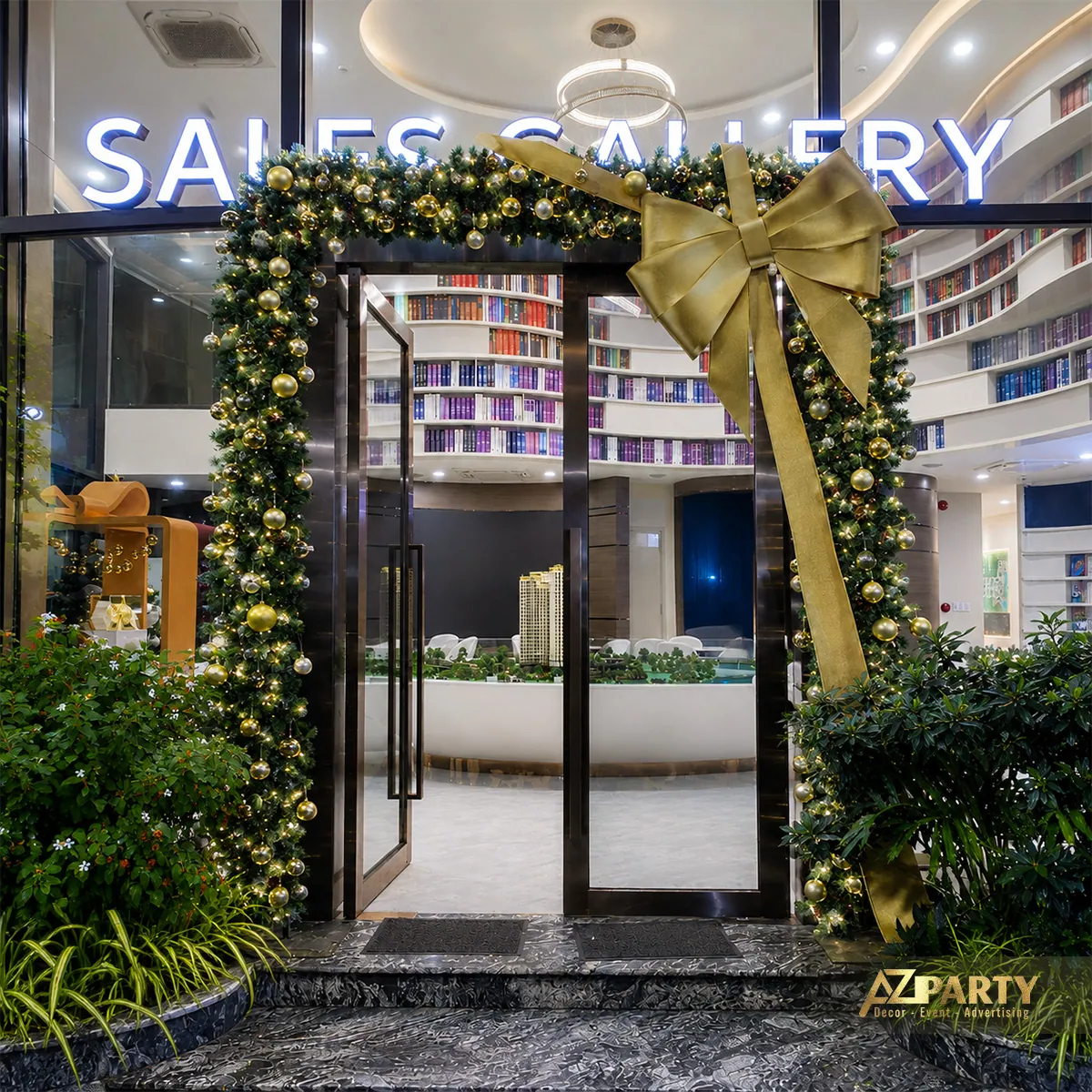Lối vào Sales Gallery trang trí cổng thông Noel và nơ vàng