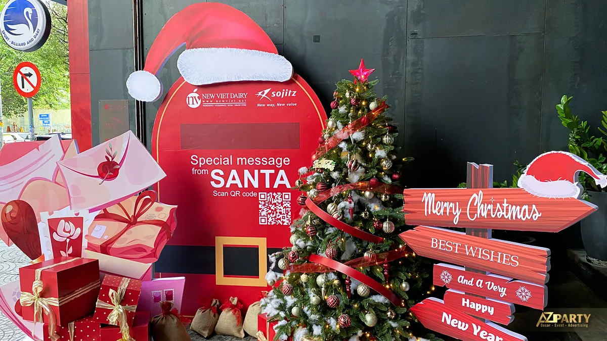 Toàn cảnh tiểu cảnh Noel với cây thông, bảng Santa, phong bì và hộp quà