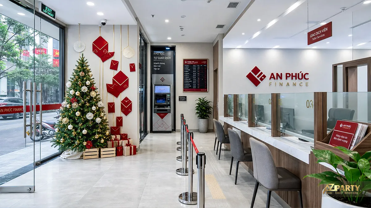 Khu giao dịch ngân hàng với cây thông, mô hình hộp quà đỏ và quầy tư vấn