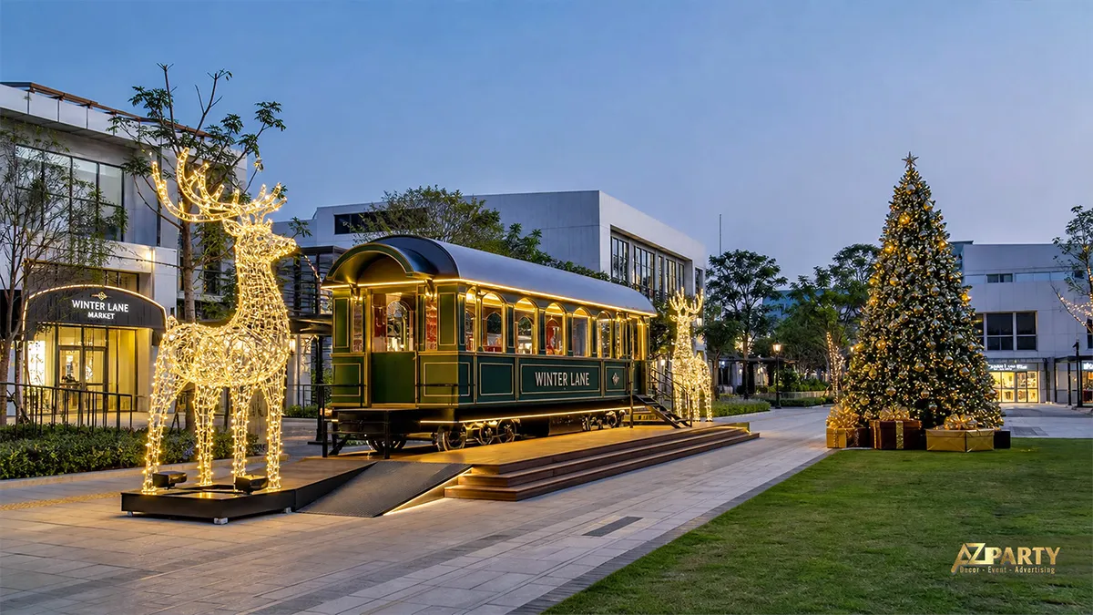 Tiểu cảnh ngoài trời với tuần lộc đèn, toa tàu cổ và cây thông Noel lớn