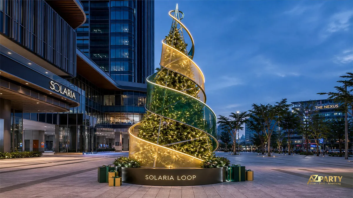 Cây thông Noel ngoài trời dạng xoắn đèn vàng ở quảng trường ban đêm