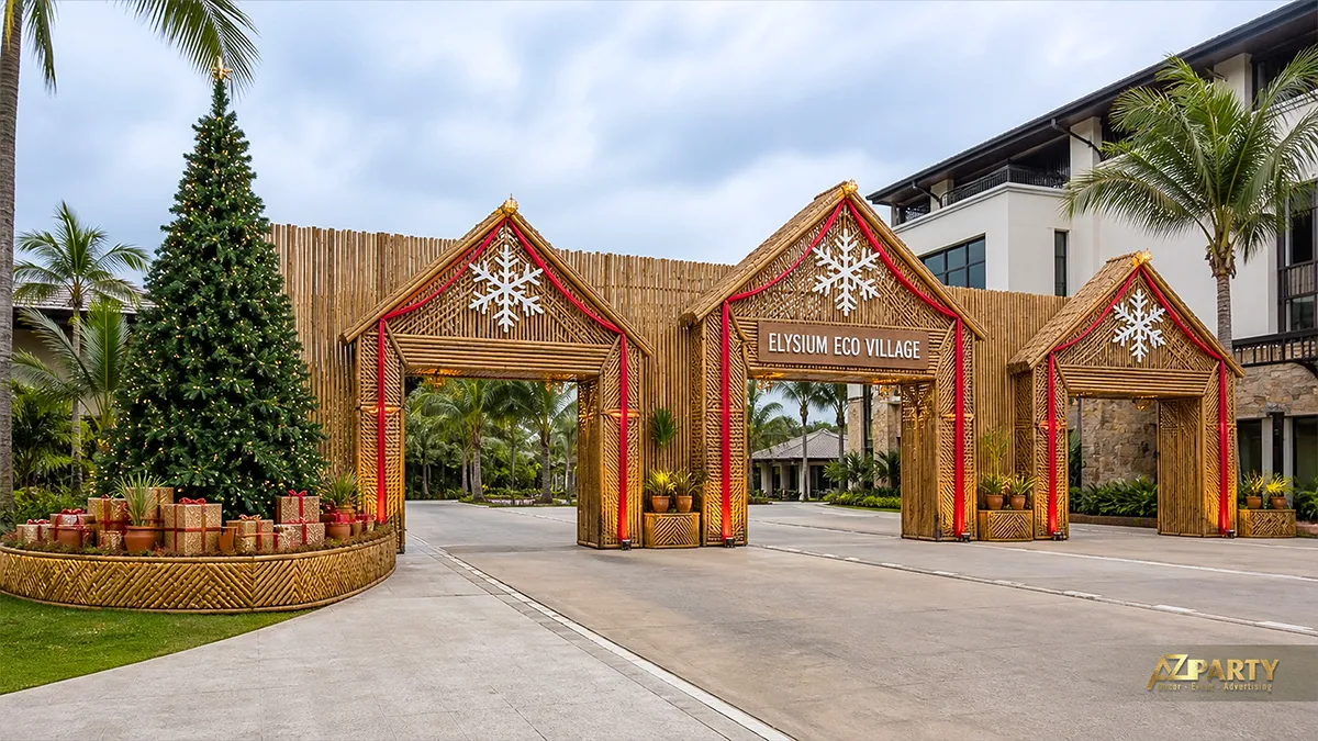Cổng làng Noel bằng tre với bông tuyết, cây thông và hộp quà ở lối vào