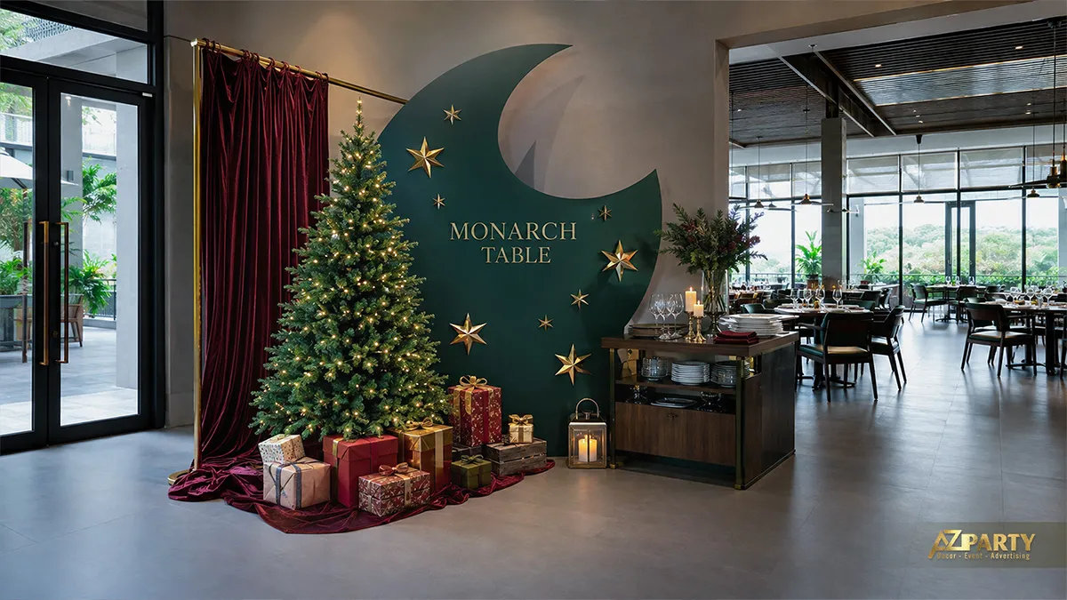 Góc check-in nhà hàng nền xanh rêu, trăng khuyết, cây thông và quà Noel