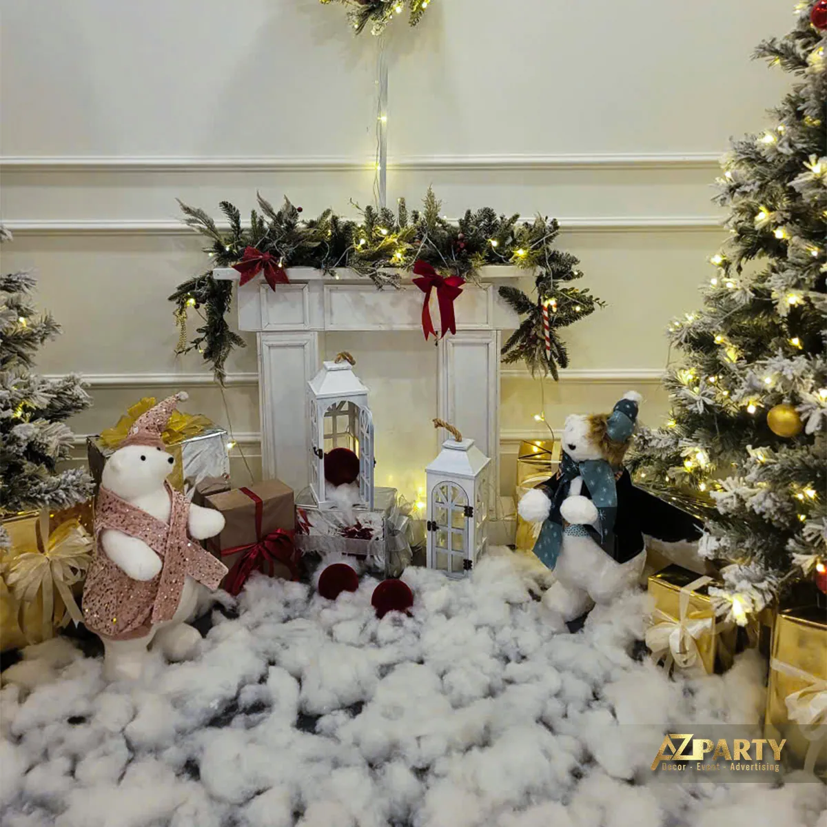Tiểu cảnh Noel trong nhà với lò sưởi trang trí, tuyết giả, cây thông và thú bông