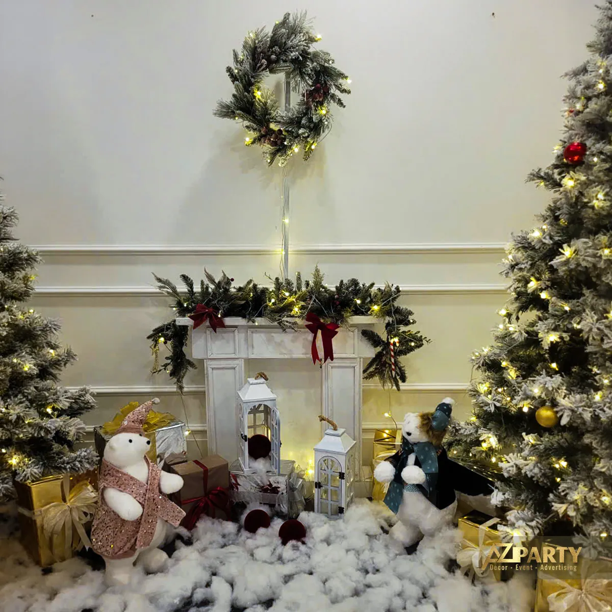 Cận cảnh tiểu cảnh lò sưởi Noel với tuyết giả, vòng nguyệt quế và thú bông
