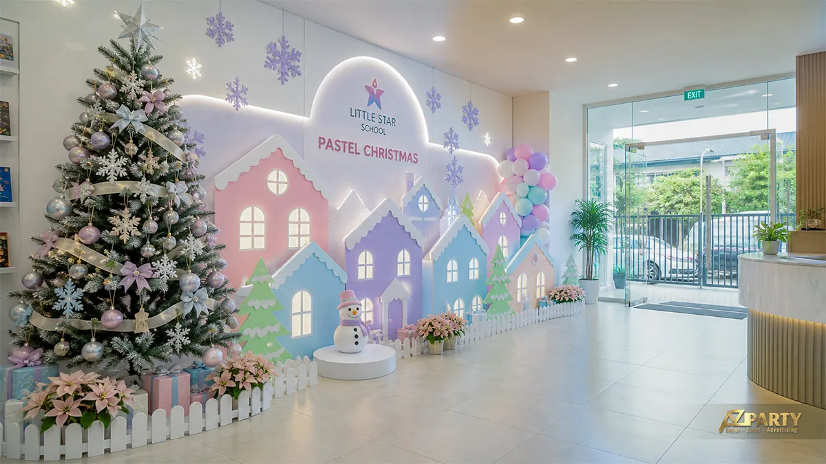 Sảnh Little Star School với mô hình nhà pastel, cây thông, bóng bay và người tuyết