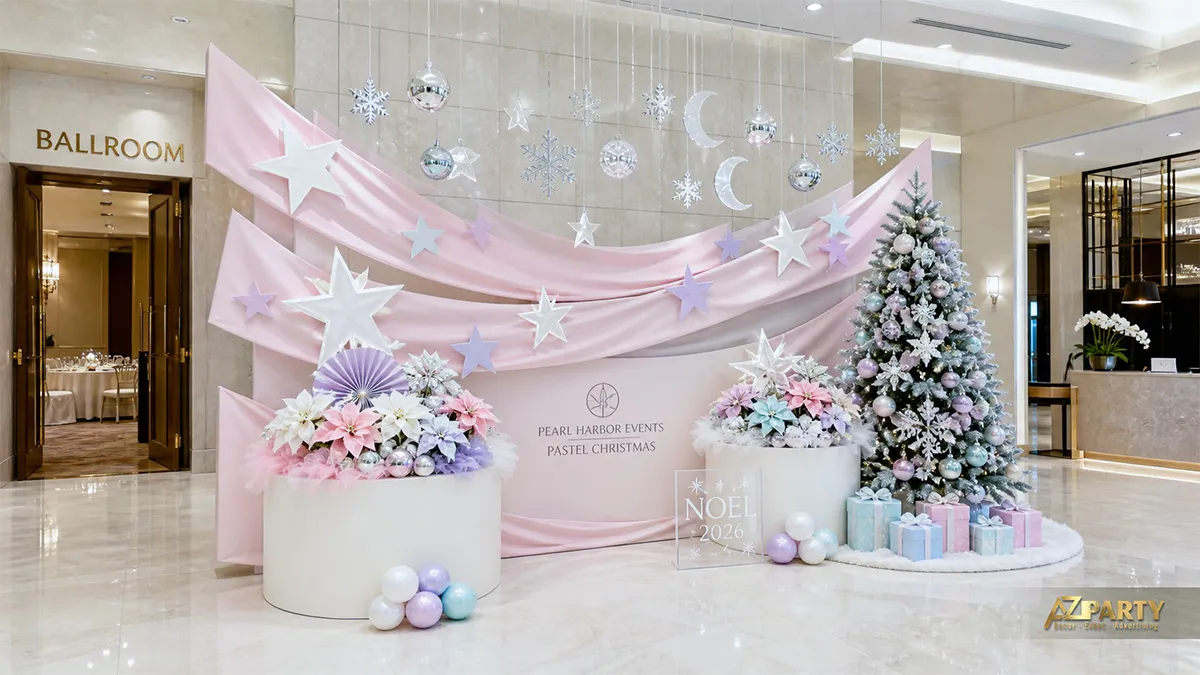 Sảnh Pearl Harbor Events với sân khấu rèm hồng, hoa pastel và cây thông