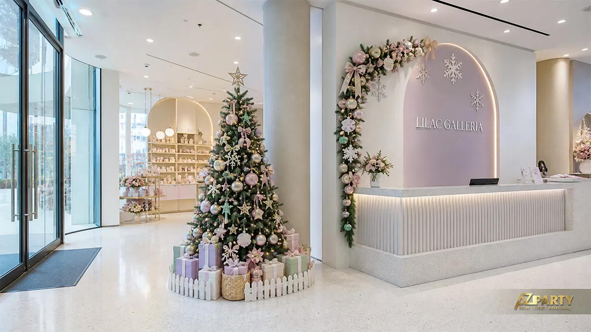 Quầy Lilac Galleria với nền vòm pastel, cây thông và vòng lá